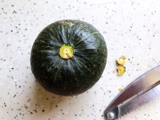 鹌鹑蛋鲜虾贝贝小南瓜盅 