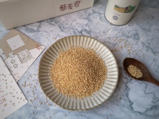 藜麦炒饭,藜麦是非常好的养生食材，但是市场上藜麦品质参差不齐，如何挑选高品质的藜麦呢？首先，要看品牌，选产地。藜麦耐旱耐盐碱喜欢高海拔，种植地海拔越高藜麦的品质越好，而且海拔越高的地方病虫害越少，土地农药污染也少。同时，种植地越远离工业污染区品质越安全。
其次，观察藜麦的籽粒。藜麦籽粒是中间鼓起的药片形状周边围绕着一圈白色的胚芽。差的藜麦籽粒小、中间凹陷不饱满、色泽发暗发黑、碎粒和小粒多。好的藜麦籽粒均匀又大又饱满、色泽鲜亮发白、完整度好、碎粒少。质量差的藜麦杂质较多，尤其有小石子吃起来碜牙，在清水中浸泡还会漂浮较多干瘪的籽粒和草屑等。
最后，品尝口感。质量好的藜麦香气明显，煮熟后有咬头，汤色较清，质量差的汤色发混，口感发苦。