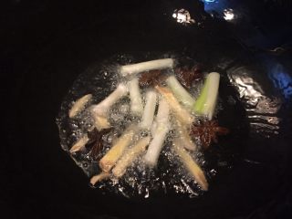 #农品堂亚麻籽油试吃#鹌鹑蛋烧肉,热锅冷油，油热加入葱煎八角炒香
